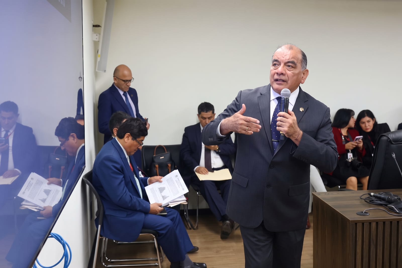 Ministro César Astudillo presenta propuesta para reforzar la inteligencia y tecnología policial. Fotografía publicada por Ministerio del Interior en su sala de prensa de gob.pe.